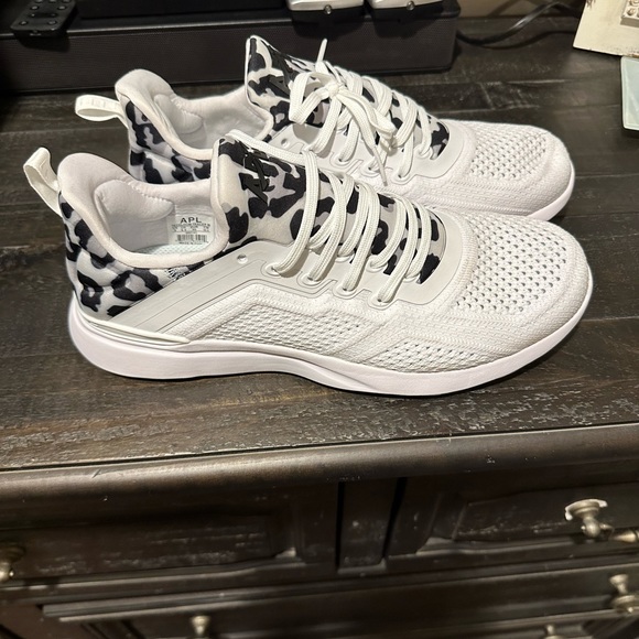 New APL tech loom tracer white leopard shoes - Picture 2 of 3